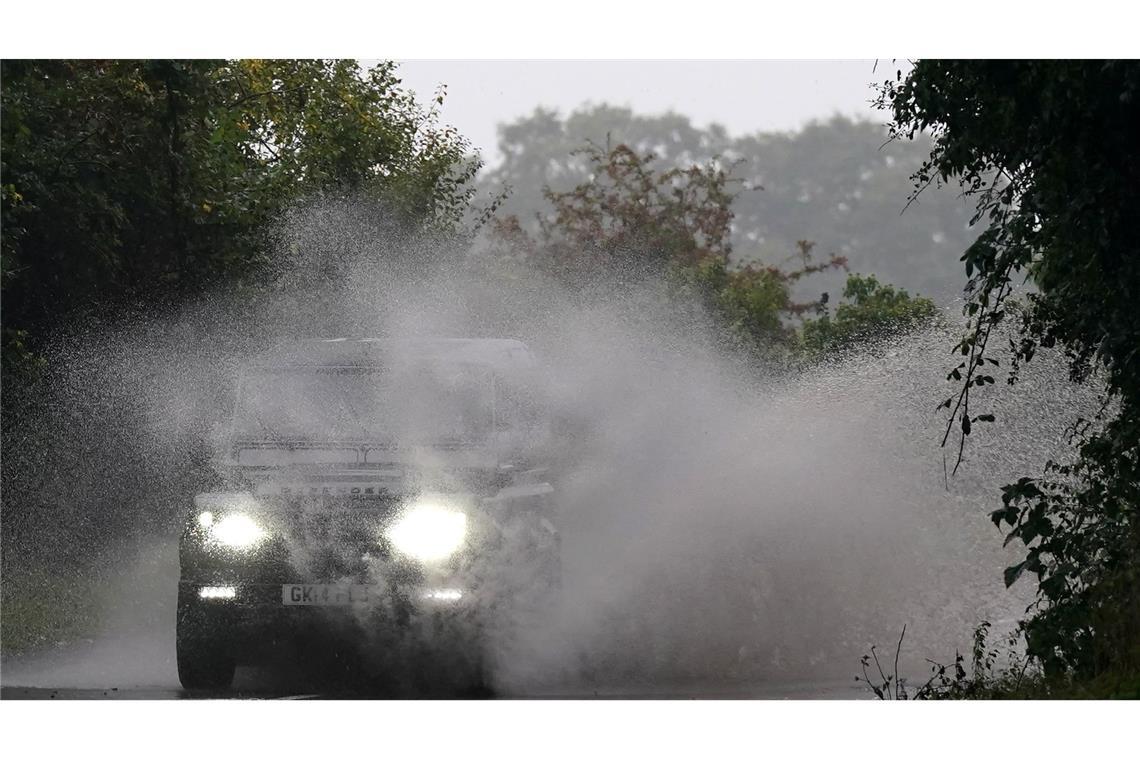 Unwetter in Großbritannien: Ein Auto fährt über eine überflutete Straße.