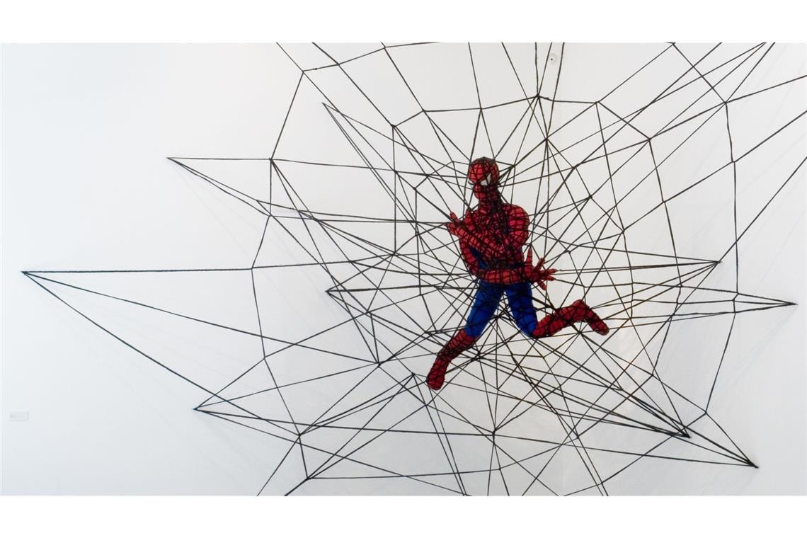 Ups, da hat sich Spiderman wohl im Netz verstrickt – Skulptur der Künstlerin Patricia Waller.