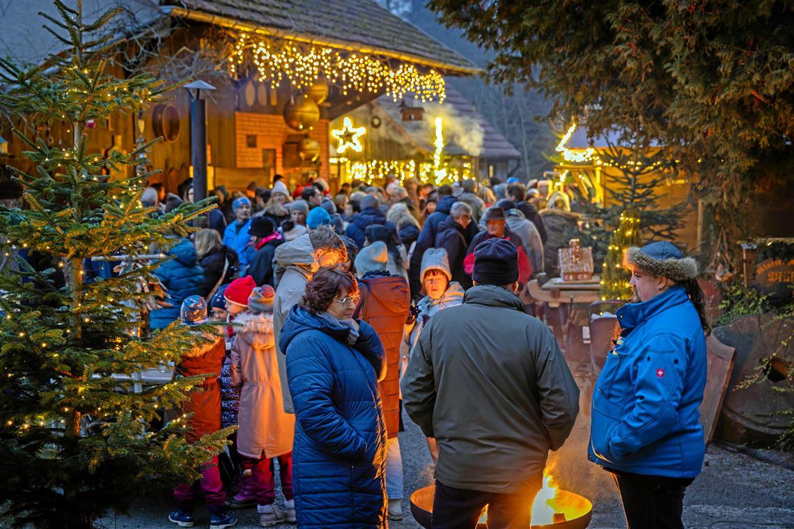 Urig und traditionell kommt die Mühlenweihnacht in Kirchenkirnberg daher. Feuerstellen laden zum Verweilen ein. Foto: Stefan Bossow