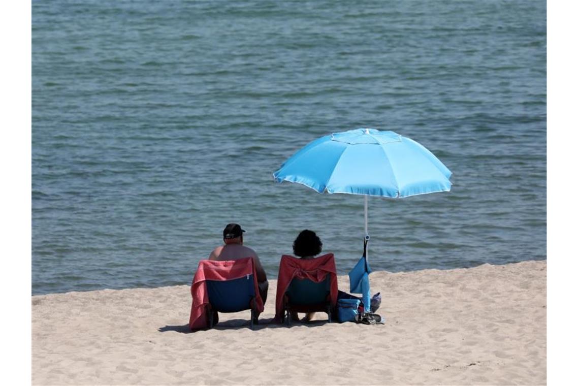 Corona: Jeder fünfte Urlauber laut Studie nicht gut erholt Urlaub in Zeiten der Corona-Pandemie: Jeder fünfte Deutsche hat sich in diesem Sommer nicht gut oder überhaupt nicht erholt. Foto: Bernd Wüstneck/dpa-Zentralbild/dpa