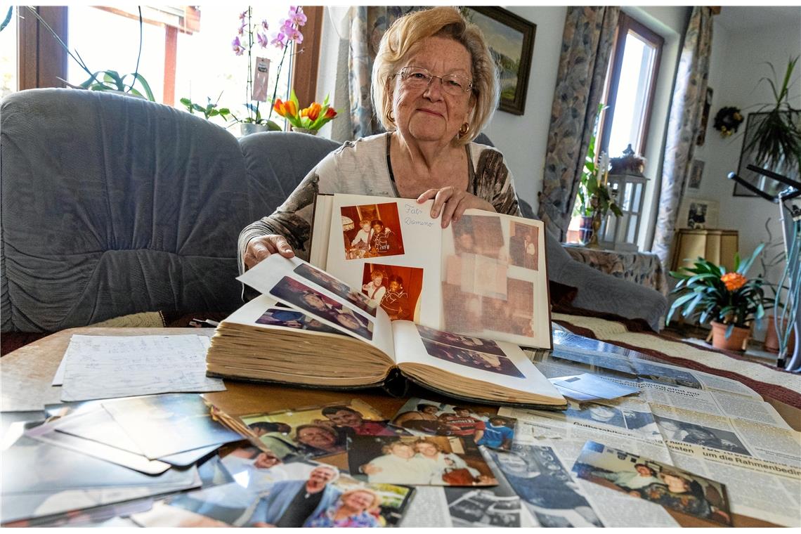 Ursel Kress präsentiert in ihrem Wohnzimmer in Backnang die Fotoalben, in denen ...