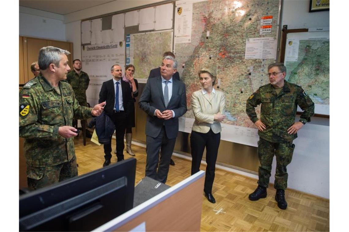 Polizei und Bundeswehr üben bald den Terrorfall Ursula von der Leyen (CDU) und Thomas Strobl (CDU, 3.v.r). Foto: Lino Mirgeler/Archivbild