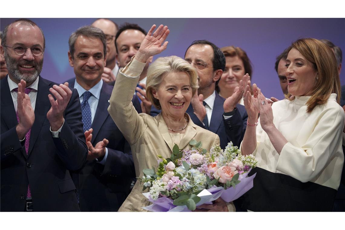Ursula von der Leyen (mit Blumenstrauß)  will für ein starkes, sicheres, friedliches, wohlhabendes, demokratisches und geeintes Europa kämpfen.