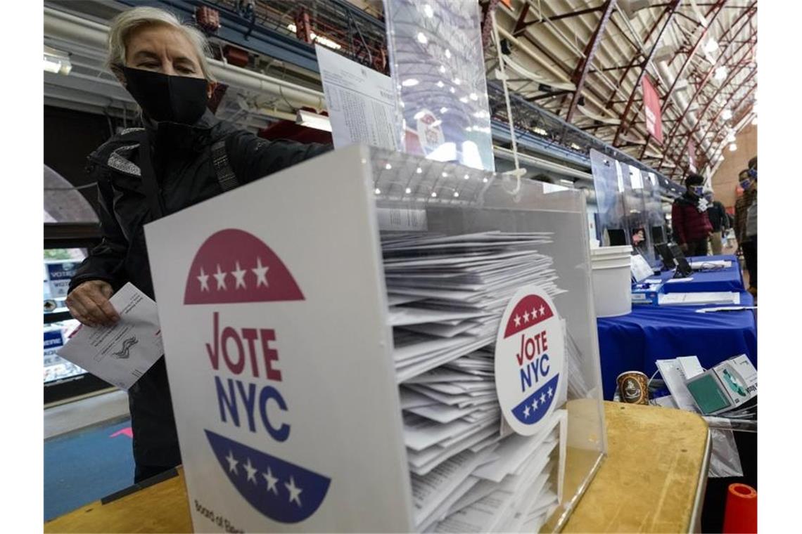 US-Amerikaner nehmen die Möglichkeit wahr, bereits vor dem Wahltermin ihre Stimme abzugeben. Foto: Mary Altaffer/AP/dpa