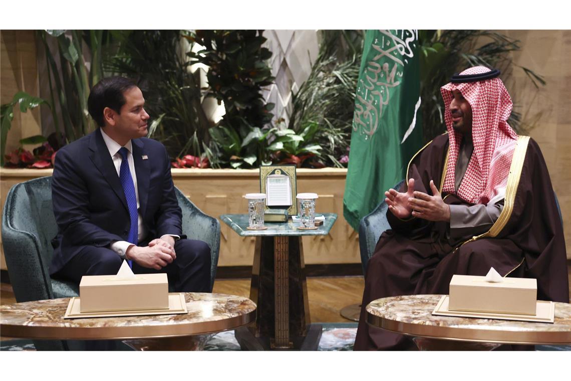 US-Außenminister Marco Rubio (l) trifft sich mit dem saudi-arabischen Kronprinzen Mohammed bin Salman in Riad.