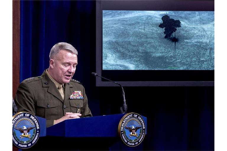 US-General Kenneth McKenzie präsentiert ein Video des Einsatzes von US-Spezialkräften, der zum Tod des IS-Anführers führte. Foto: Andrew Harnik/AP/dpa