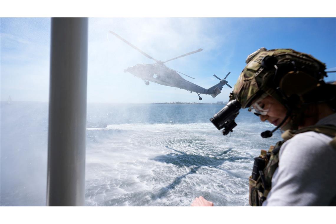 US-Heimatschutzministerin Kristi Noem beobachtet vom U.S. Coast Guard Cutter "Elm" aus, wie Mitglieder des Maritime Security Response Teams an einer Angriffsbootvorführung teilnehmen.