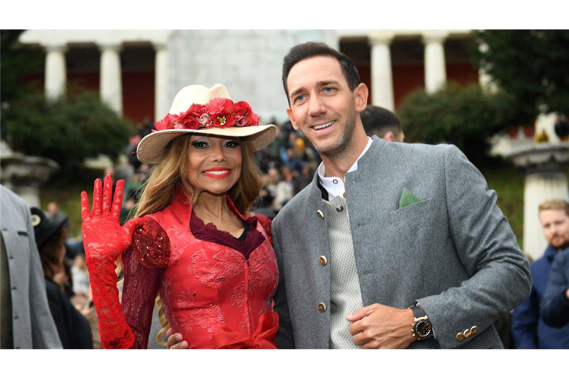 US-Popsängerin La Toya Jackson und Immobilienmakler Marcel Remus haben Spaß auf der Wiesn.