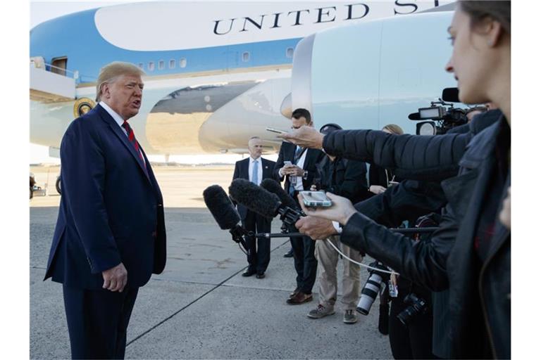 US-Präsident Donald Trump erklärt vor Reportern auf der Andrews Air Base, dass es Hoffnung im Handelsstreit mit China gibt. Foto: Evan Vucci/AP/dpa
