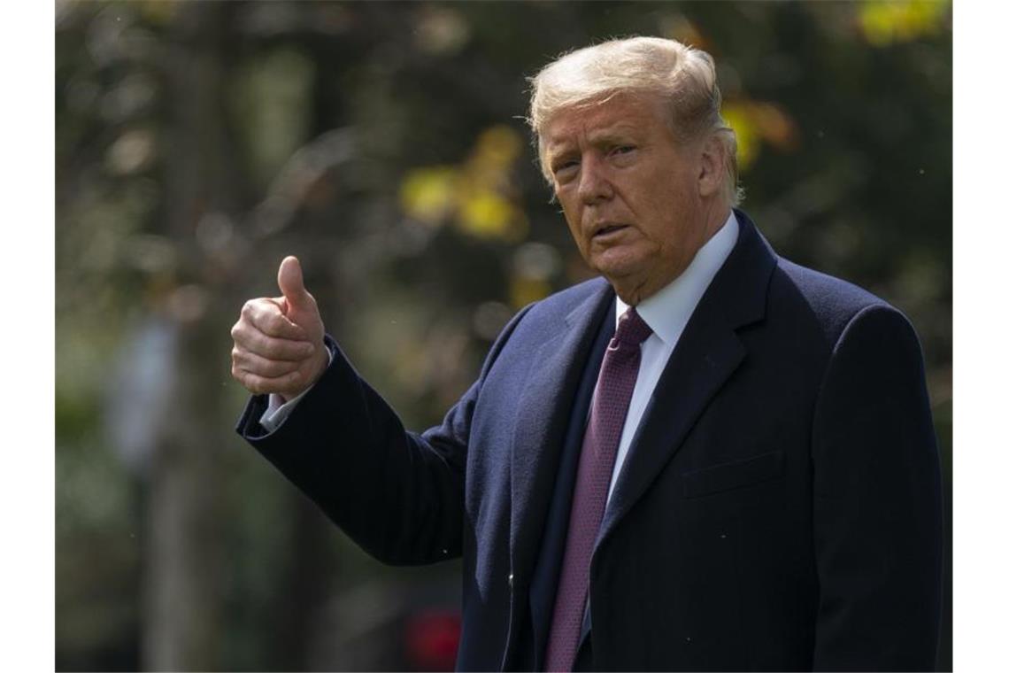 Trump wird nach Infektion ins Militärkrankenhaus gebracht US-Präsident Donald Trump hat sich in Quarantäne begeben nachdem eine Beraterin positiv auf das Coronavirus getestet wurde. Foto: Carolyn Kaster/AP/dpa