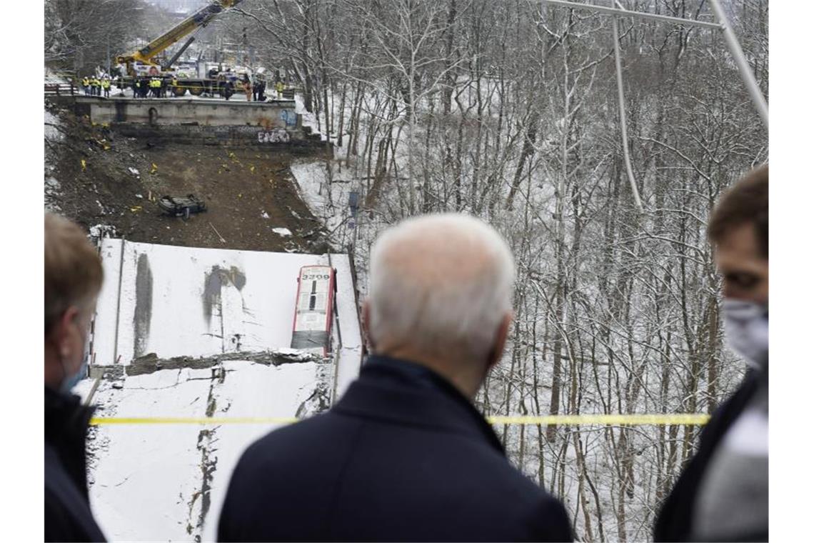 Schneebedeckte Brücke in Pittsburgh bricht zusammen US-Präsident Joe Biden am Ort des Unglücks. Foto: Andrew Harnik/AP/dpa