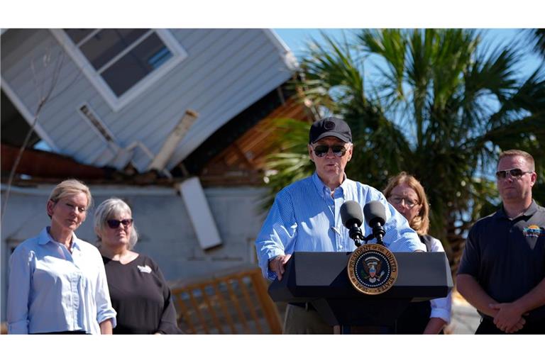 US-Präsident Joe Biden hat sich bei einem Besuch in Florida selbst ein Bild von den Schäden durch Hurrikan "Milton" gemacht.