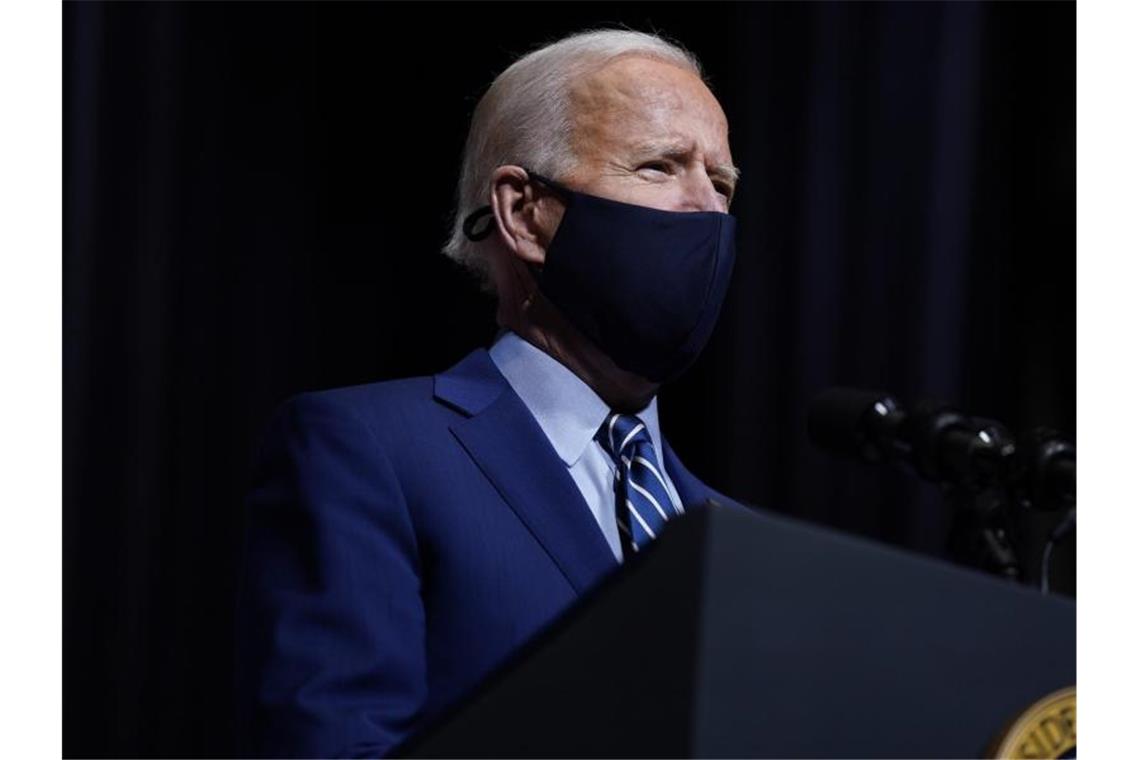 Biden: Dosen für 300 Millionen Corona-Impfungen bis Juli US-Präsident Joe Biden macht bei seinem Besuch im Nationalen Gesundheitsinstitut weiter Druck. Foto: Evan Vucci/AP/dpa