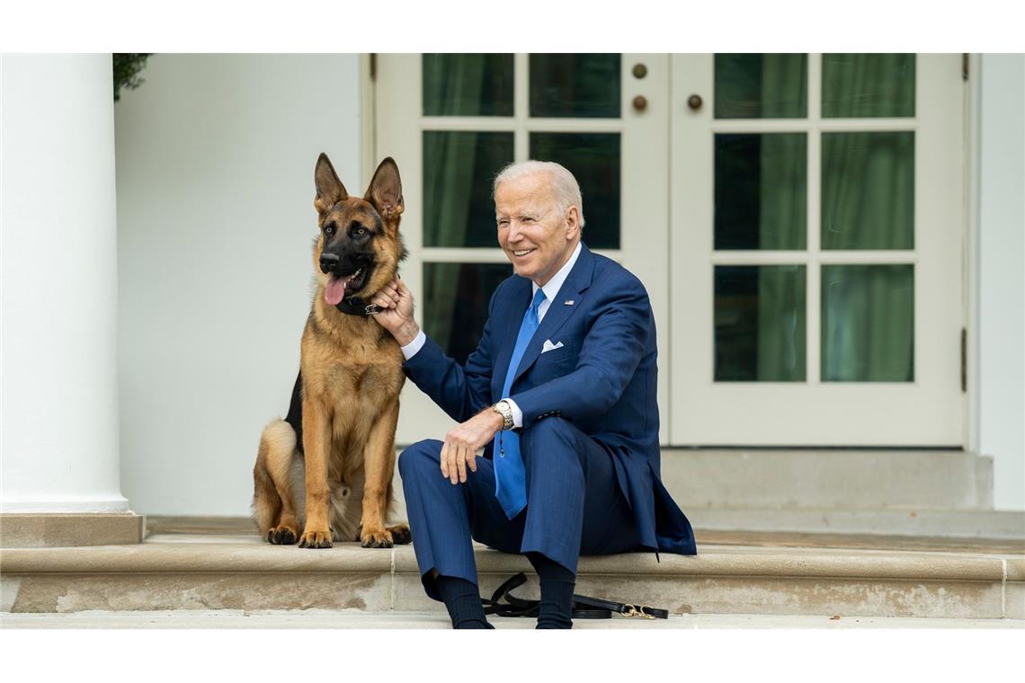 US-Präsident Joe Biden mit seinem Hund auf den Stufen vor dem Weißen Haus.