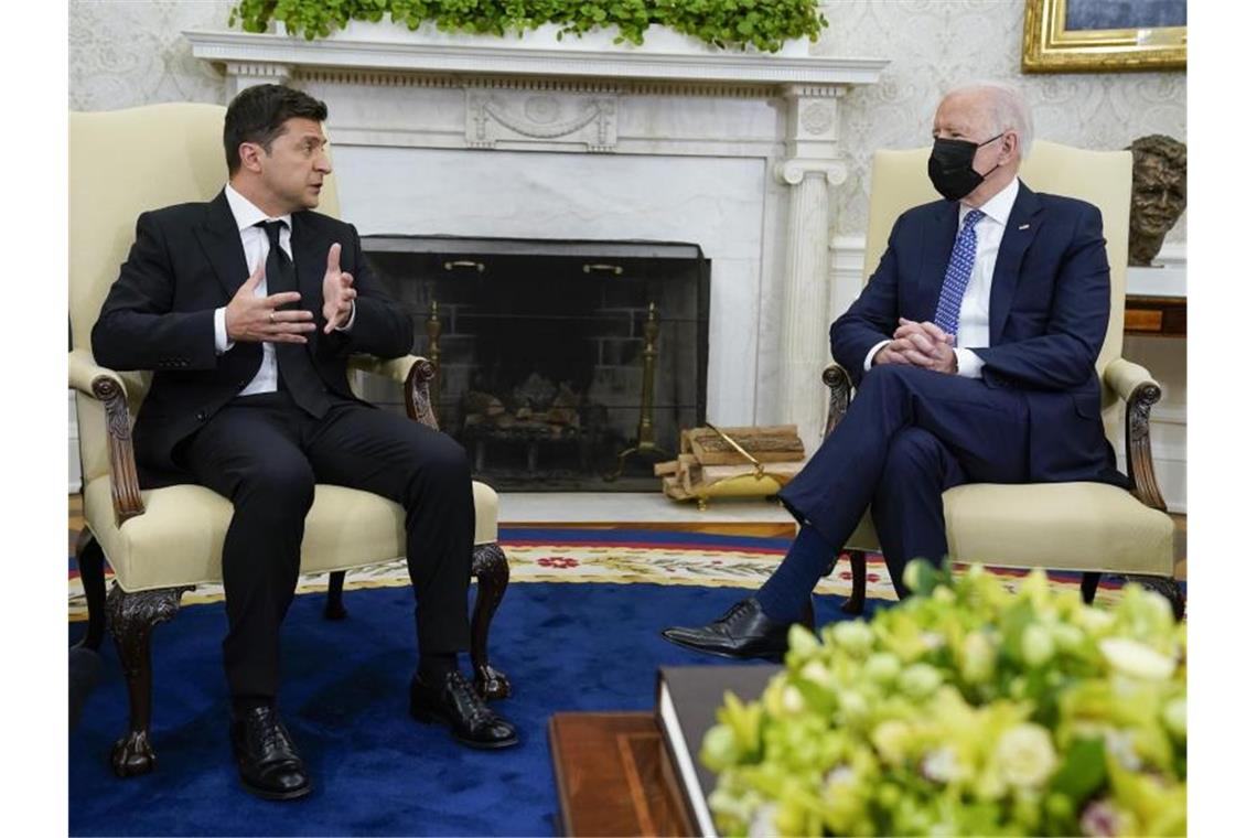 Biden sichert Selenskyj im Ukraine-Konflikt Unterstützung zu US-Präsident Joe Biden (r) und Wolodymyr Oleksandrowytsch Selenskyj, Präsident der Ukraine, während eines Gespräches im Oval Office. Foto: Evan Vucci/AP/dpa