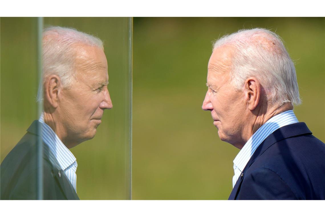 US-Präsident Joe Biden spiegelt sich in kugelsicherem Glas nach einer Rede in Wisconsin.