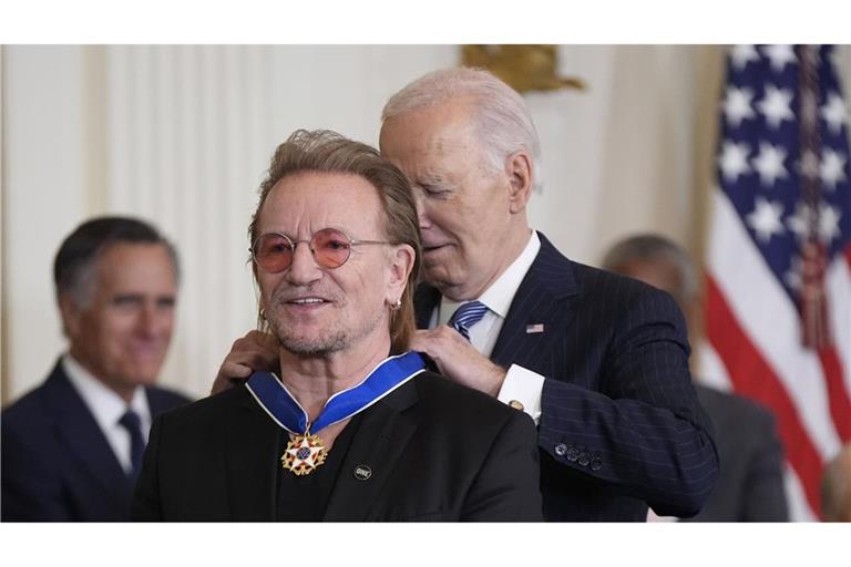 US-Präsident Joe Biden überreicht dem Musiker Bono die Freiheitsmedaille.