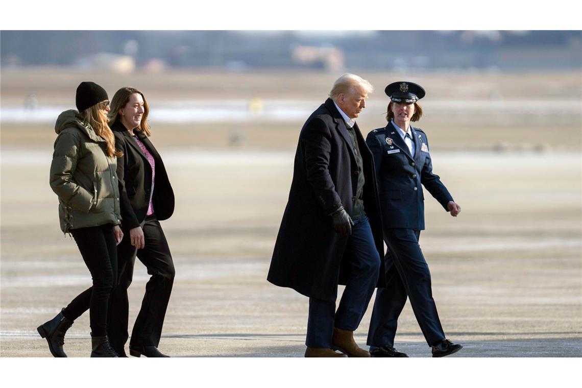 US-Präsident Trump ist mit seiner Ehefrau Melania Trump nach North Carolina gereist.