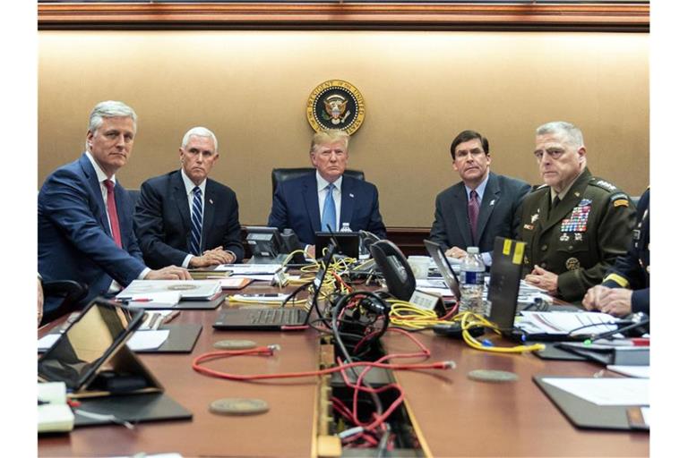 US-Präsident Trump (M) und sein Sicherheitsstab in Washington. Foto: Shealah Craighead/The White House/AP/dpa
