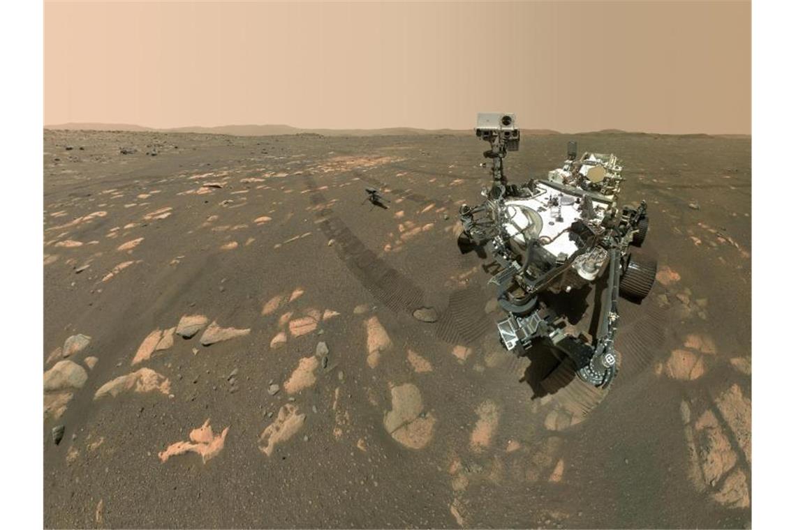 US-Rover „Perseverance“ (r) neben dem Mini-Hubschrauber „Ingenuity“ (M) auf dem Mars. Die Nasa unterstützt besondere Projekte, um den Weltraum weiter zu erkunden. Foto: --/NASA/JPL-Caltech/MSSS/dpa
