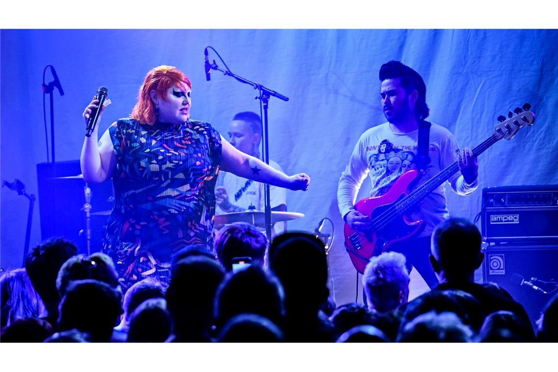 US-Sängerin Beth Ditto und Bassist Ted Kwo in Berlin auf der Bühne.