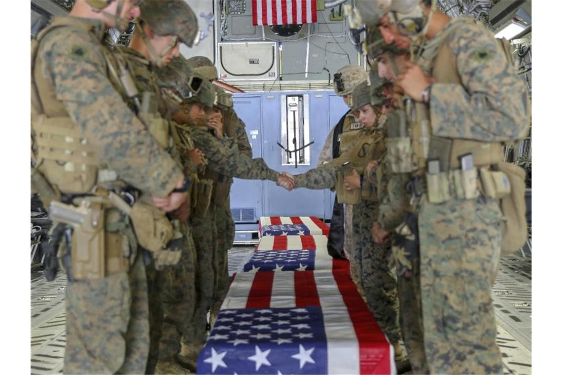 US-Soldaten bei der Rückführung im Kampf gefallener Kameraden am Kabuler Flughafen. Foto: Uncredited/U.S. Marine Corps via AP/dpa