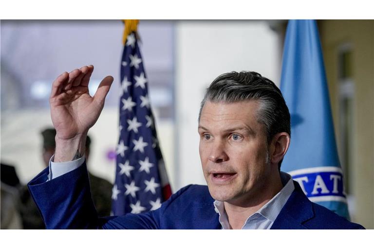 US-Verteidigungsminister Pete Hegseth während eines Pressegesprächs vor dem Stuttgarter Hauptquartier des US-Oberkommandos für Afrika.