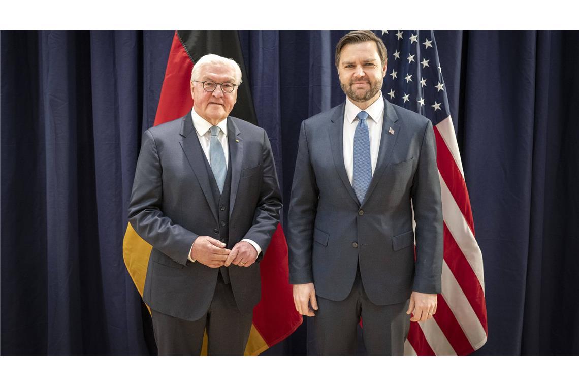 US-Vizepräsident J.D. Vance (r.) und Bundespräsident Frank-Walter Steinmeier. Der US-Vize übte Kritik an der Sicherheitskonferenz in München.