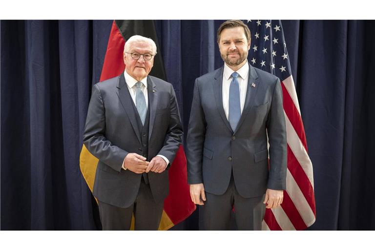 US-Vizepräsident J.D. Vance (r.) und Bundespräsident Frank-Walter Steinmeier. Der US-Vize übte Kritik an der Sicherheitskonferenz in München.