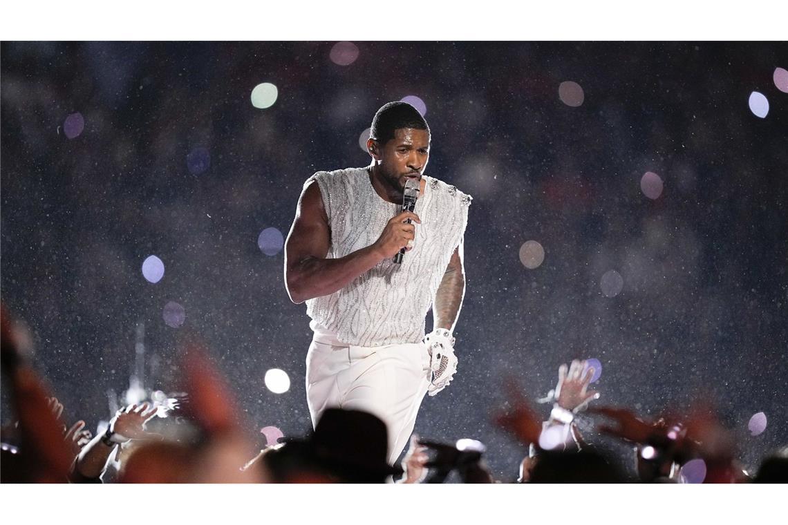 Usher heizte der Menge in der Super-Bowl-Halbzeit ein.