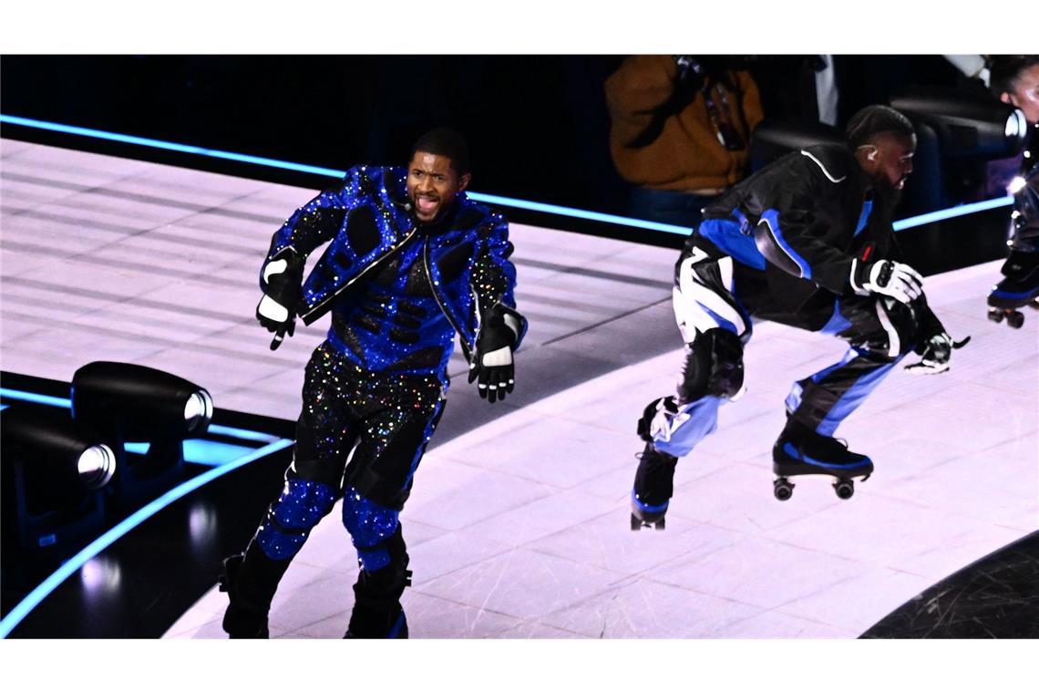 Usher rollerte auf Rollschuhen auf die Bühne.