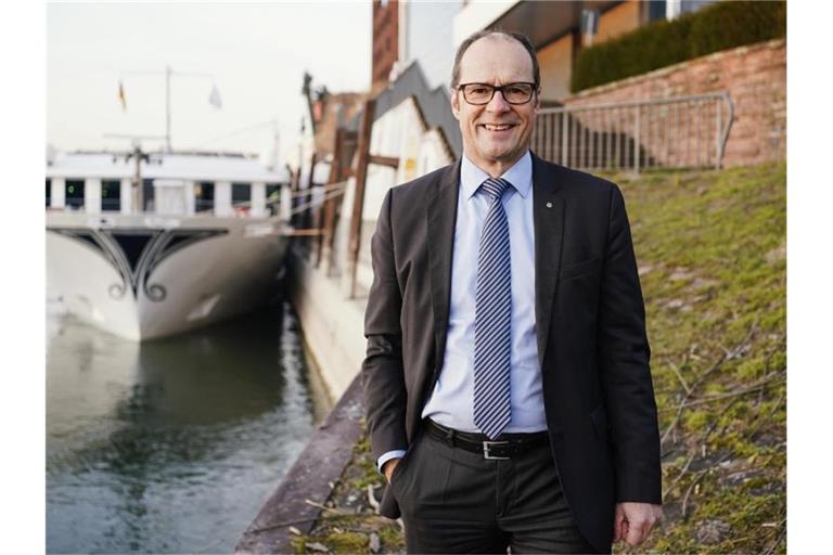 Uwe Köhn steht auf einem Schiffsanleger in Mannheim am Rhein. Foto: Uwe Anspach/dpa/Archivbild