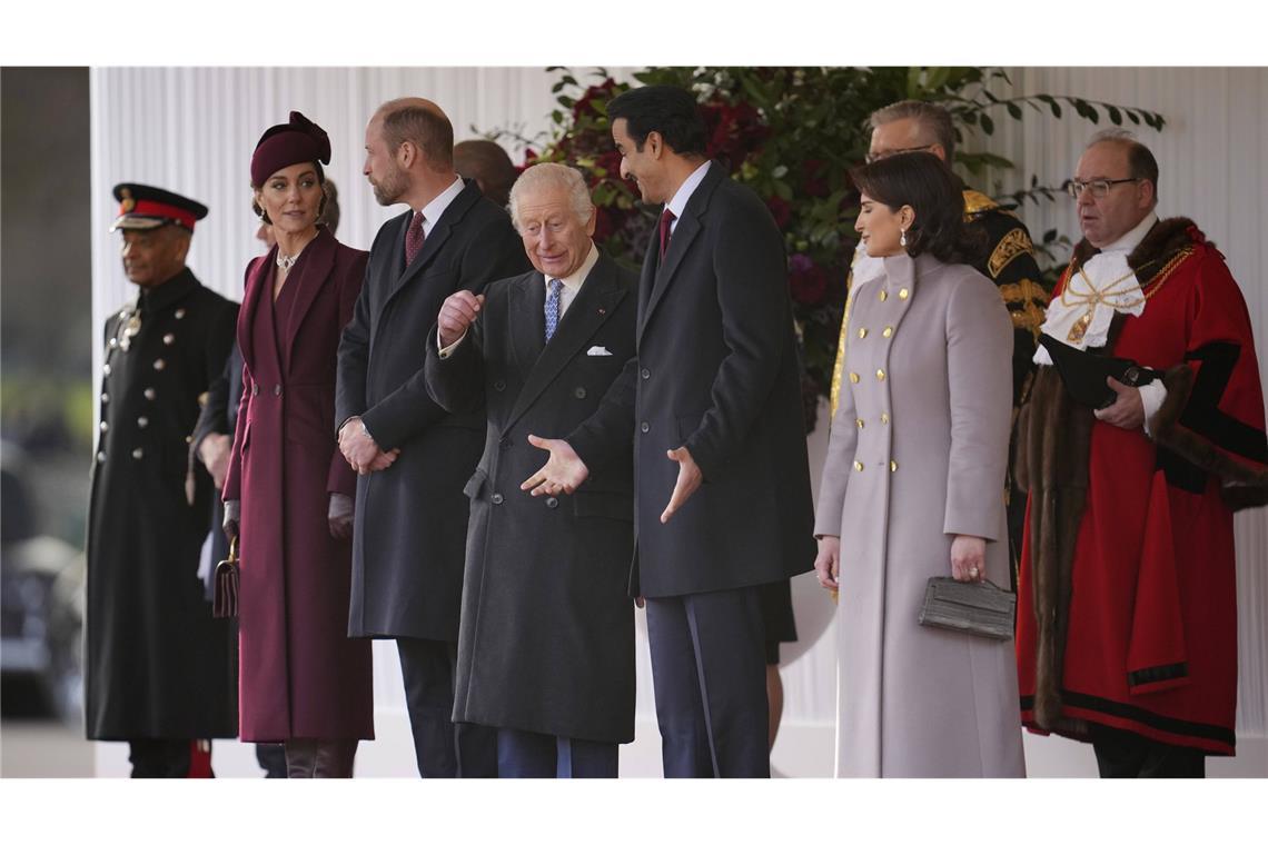 V. li.: Prinzessin Kate, Prinz William und König Charles III. mit dem Emir von Katar und seiner Frau.