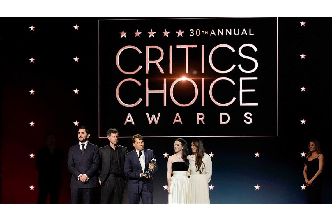 Vache Tovmasyan (l-r), Alex Coco, Sean Baker, Mickey Madison und Samantha Quan nehmen den Preis für den besten Film für "Anora" während der 30. Critics Choice Awards im Barker Hangar entgegen.