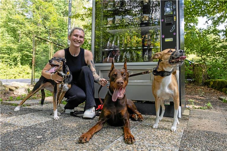 Vanessa Steinbach bietet am Waldheim gesunde Snacks für Hunde aus dem Automaten an. Fotos: Alexander Becher