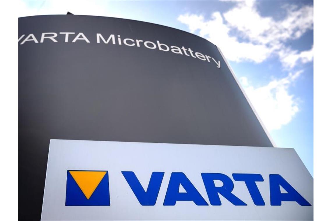 „Varta Microbattery“ steht auf einem Schild auf dem Grundstück des Batterieherstellers. Foto: Sina Schuldt/dpa/Symbolbild