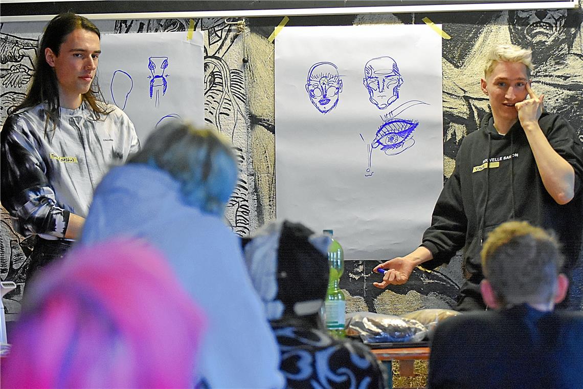 Vava Vilde (rechts) und Simply Sir gaben Tipps für ein gelungenes Grad-Make-up. Foto: Tobias Sellmaier