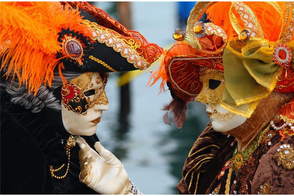 Venedig: Der historische Karneval in Venedig (italienisch Carnevale di Venezia) ist mit seinen Masken, Tierkämpfen  und Feuerwerken der bekannteste neben denen von Florenz und Rom. Ausgehend von den italienischen Fürstenhöfen entwickelten sich seit dem Spätmittelalter immer prunkvollere Festivitäten, die von Epiphania (6. Januar) bis zum Beginn der Fastenzeit am Aschermittwoch dauern.