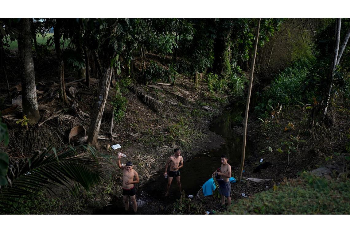 Venezolanische Migranten baden sich in einem Fluss in Panama.