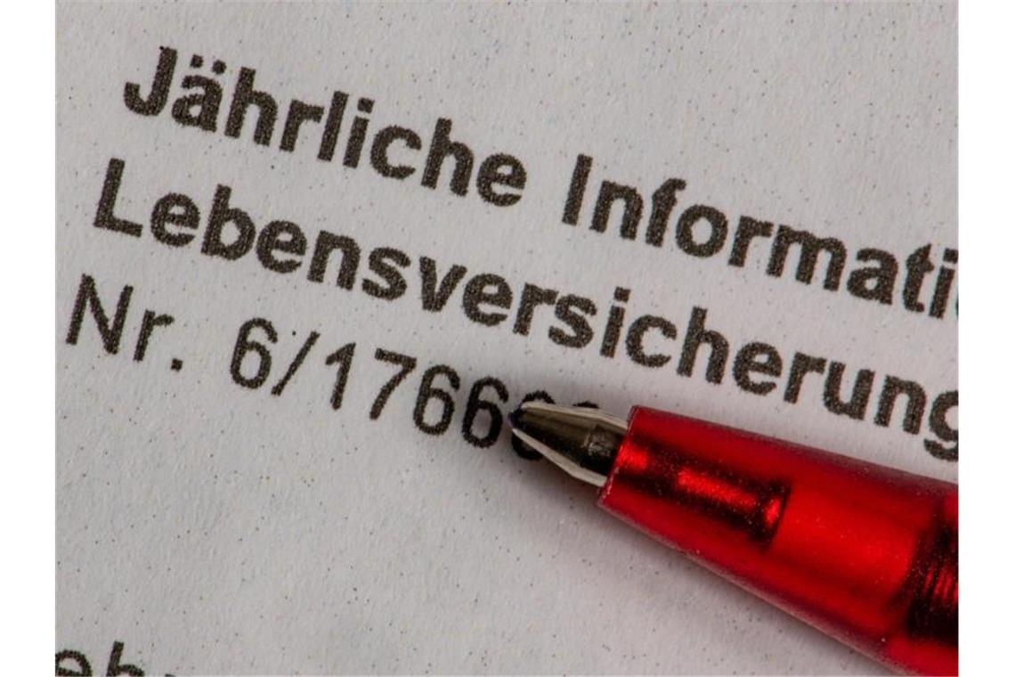Weniger Garantiezins bei Lebensversicherungen Verbraucher, die in Zukunft eine Lebensversicherung abschließen, müssen sich auf einen deutlich geringeren Garantiezins einstellen. Foto: Armin Weigel/dpa