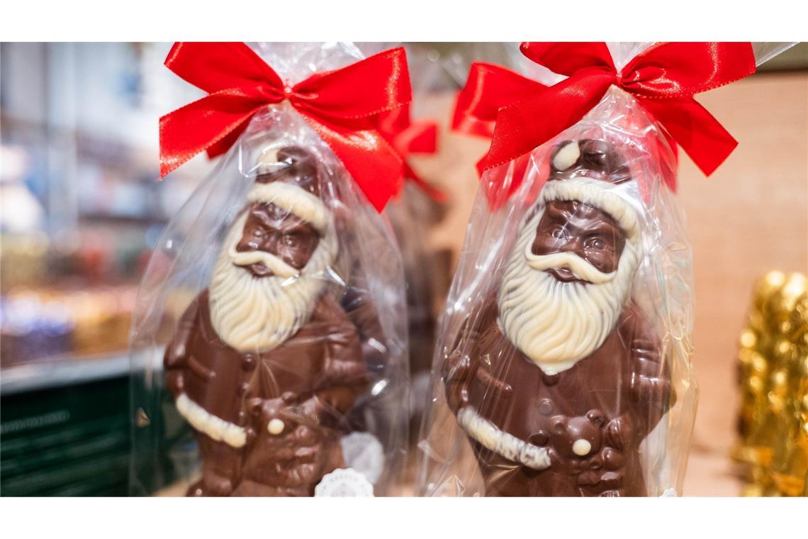 Verbraucherinnen und Verbraucher müssen für Schokoladenweihnachtsmänner mehr Zahlen als vor einem Jahr.