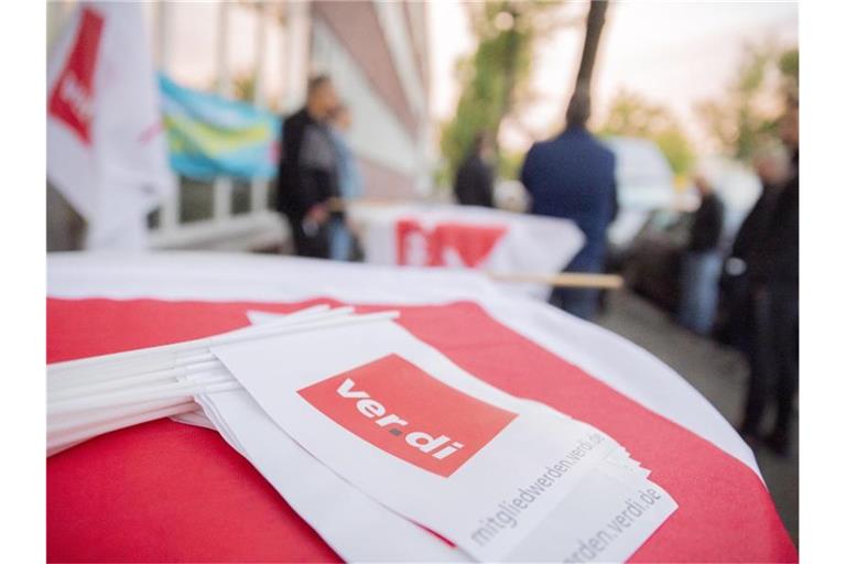 Verdi-Fähnchen liegen bei einem Warnstreik auf einem Tisch. Foto: Christoph Soeder/dpa/Symbolbild