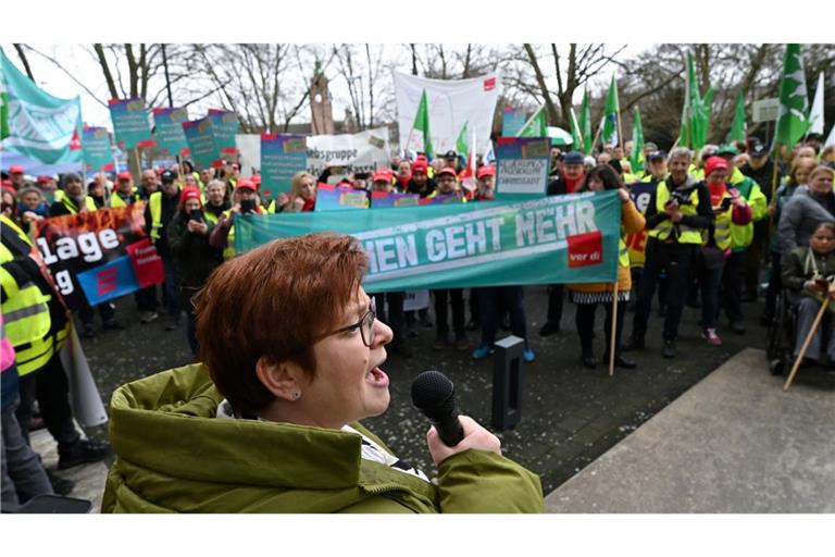 Verdi-Vize Christine Behle kündigt eine mögliche Eskalation vor Bundestagswahl an. (Archivbild)