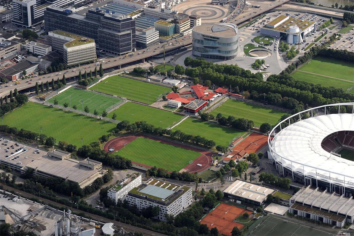 Vereinsgelände des VfB aus der Vogelperspektive: Rechts neben der Geschäftsstelle das Schlienz-Stadion, möglicher Standort eines Neubaus. In unserer Bildergalerie blicken wir auf den Frauenfußball des VfB.