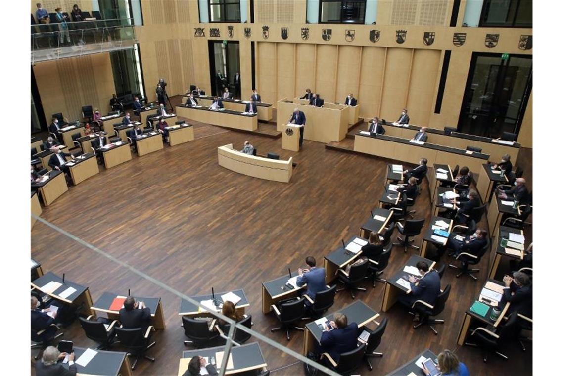 Corona-Notbremse passiert Bundesrat - Anträge in Karlsruhe „Verfassungsrechtlich problematisch“: Hessens Ministerpräsident Volker Bouffier spricht im Bundesrat. Foto: Wolfgang Kumm/dpa