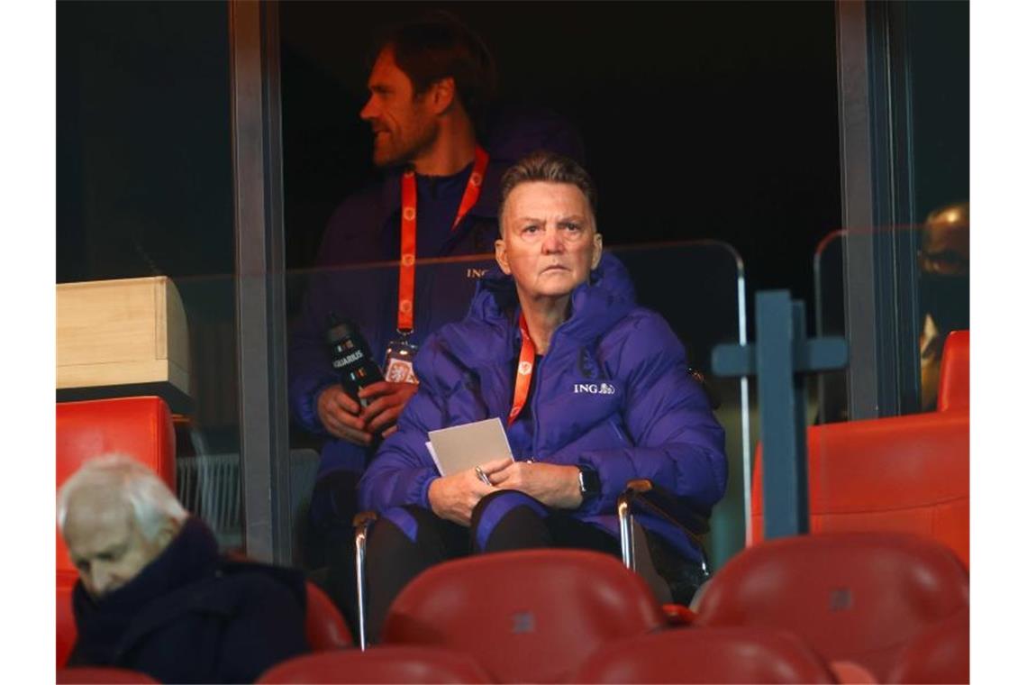 WM-Qualifikation geschafft: Van Gaal jubelt im Rollstuhl Verfolgte die Partie wegen einer Hüftverletzung im Rollstuhl sitzend von der Tribüne aus und gab per Telefon Anweisungen: Louis van Gaal. Foto: Koen Van Weel/ANP/dpa