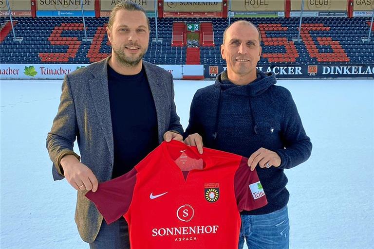 Vergangenen Winter präsentierten sich Vorstandsmitglied Michael Ferber (links) und Frank Sigle noch vereint. Nun trennt sich die SG von ihrem Sportlichen Leiter. Foto: SG Sonnenhof Großaspach