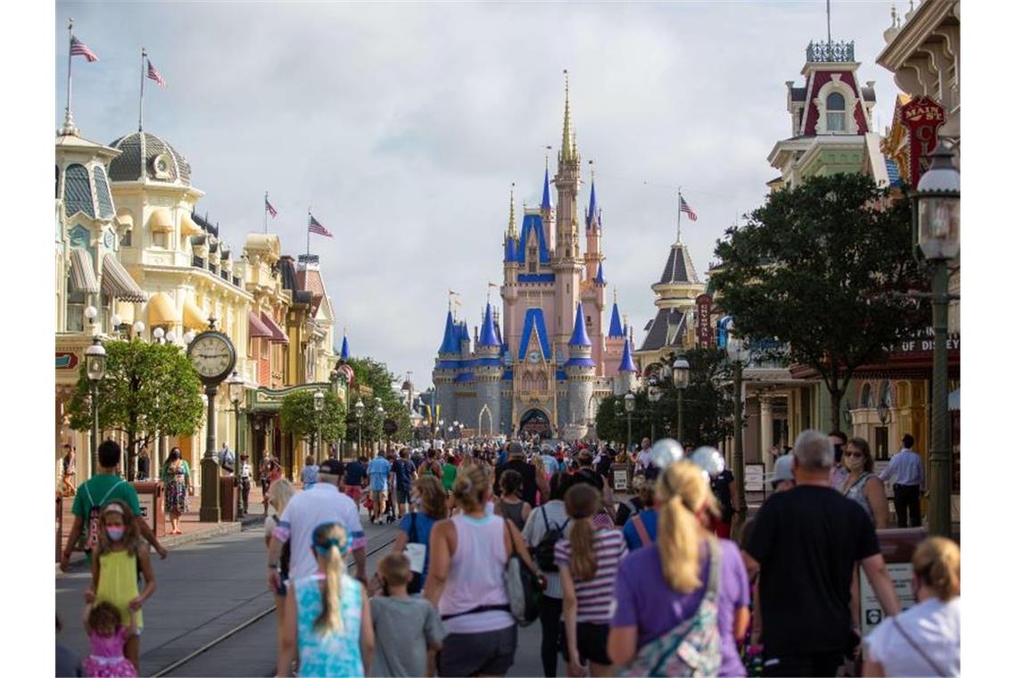 Disney erholt sich von Corona-Krise - Umsatz steigt kräftig Vergnügungsparks sind wieder offen. Foto: Cory Knowlton/ZUMA Wire/dpa