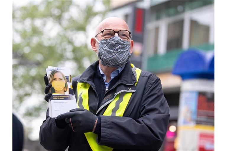 Verkehrsminister Winfried Hermann (Bündnis 90/Die Grünen) bei einem Pressetermin zur Maskenpflicht. Foto: Sebastian Gollnow/dpa