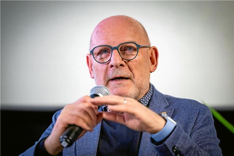 Verkehrsminister Winfried Hermann sieht das Auto nach wie vor als wichtigen Baustein für die Mobilität im ländlichen Raum. Foto: Alexander Becher